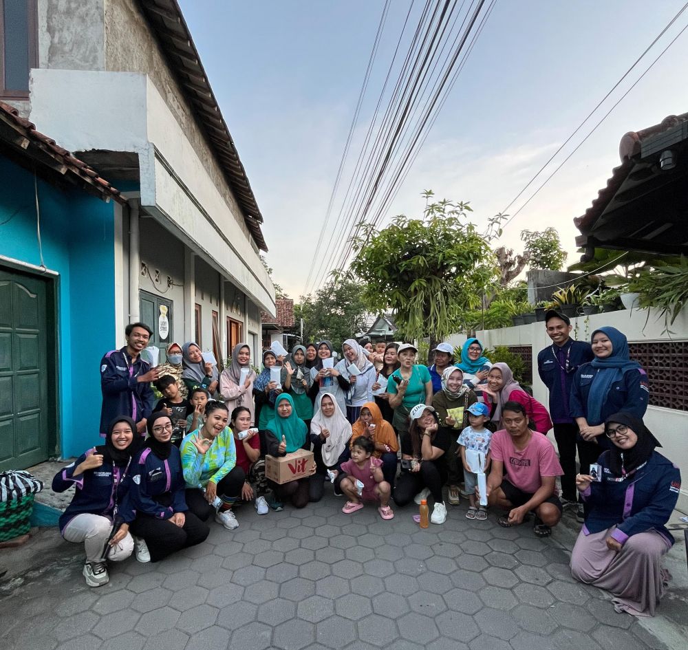 Foto Bersama Warga RT. 05 Jaranan dan TIM PBL Mahasiswa FKM UAD Dalam Acara Intervensi Ke-2 (Foto: TIM PBL Mahasiswa)
