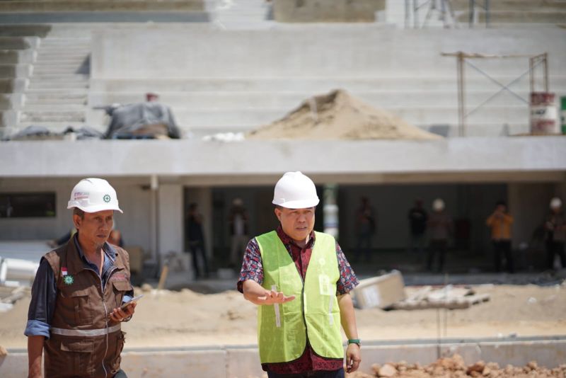 Kepala Dinas PUPR Muzzakir mengecek langsung progres pembangunan Stadion Swarnabhumi di Kelurahan Pijoan, Kabupaten Muarojambi, Kamis (25/7).