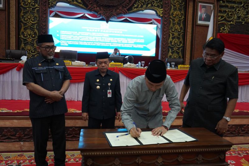 Penandatanganan kesepakatan antara DPRD dan Pemprov Jambi terkait pengesahan tiga Ranperda menjadi Perda dalam rapat paripurna DPRD Provinsi Jambi, Kamis (1/8) /