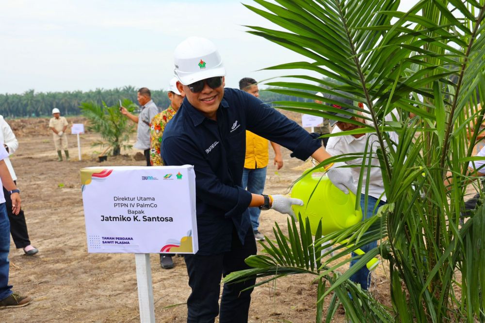 _Caption: Direktur Utama PTPN IV PalmCo Jatmiko Santosa saat melakukan tanam perdana sawit mitra Koperasi Produsen Gading Jaya Makmur seluas 172,25 hektare di Kabupaten Kampar, Riau. PalmCo optimis target PSR seluas 60.000 hektare tercapai menyusul sambutan positif kalangan petani peserta PSR dari berbagai wilayah Indonesia._