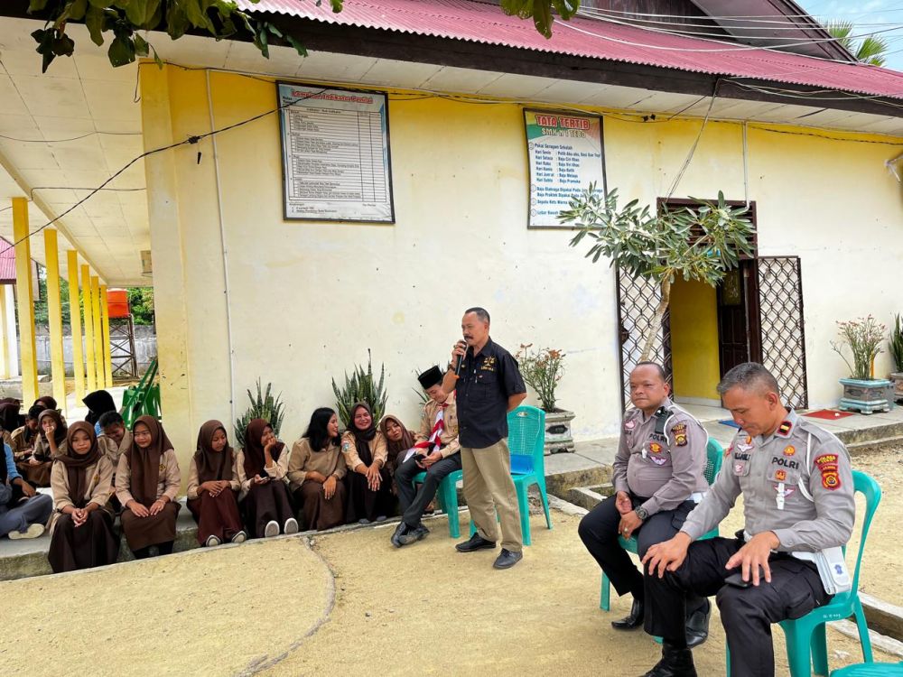 Pimpinan LBH Bukit Siguntang bersama Satlantas Polres Tebo saat memberikan Penyuluhan Kesadaran Berlalin kepada Siswa SMKN 1 Tebo