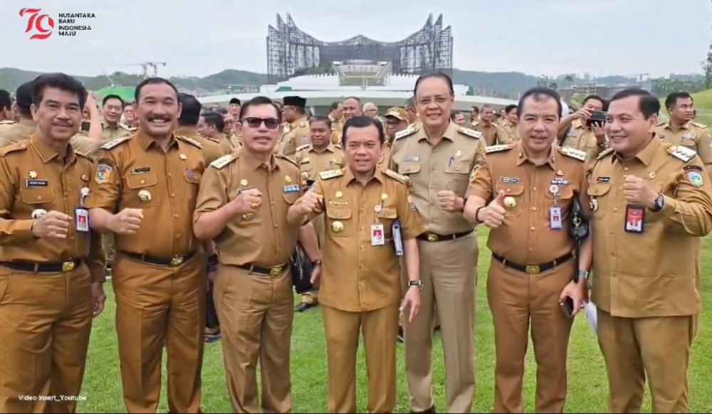 PJ Bupati Tebo bersama Kepala Daerah se Provinsi Jambi berpoto bersama Gubernur Jambi dengan latar belakang istana negara di IKN