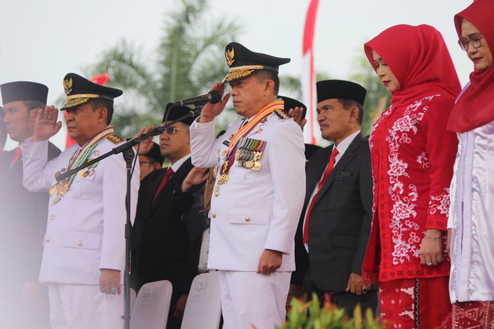  Gubernur Jambi Dr. H. Al Haris, S.Sos., MH menjadi Inspektur Upacara yang dilaksanakan di Lapangan Kantor Gubernur Jambi, Sabtu (17/08/2024) pagi.