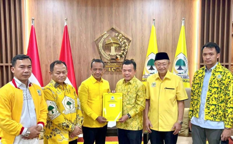 Al Haris saat menerima dokumen B1-KWK yang diserahkan langsung Ketum Golkar, Bahlil Lahadalia, Minggu (25/8)