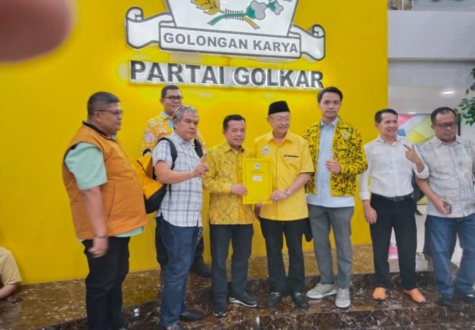 Ketua DPD I Partai Golkar Cek Endra bersama Cagub Jambi Al Haris, usia menerima dokumen B1-KWK yang diserahkan langsung Ketum Golkar, Bahlil Lahadalia, Minggu (25/8).