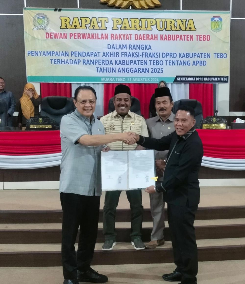 PJ Bupati Tebo menerima APBD yang disahkan yang diserahkan langsung oleh Ketua DPRD Tebo didampingi kedua Waka DPRD TEBO.