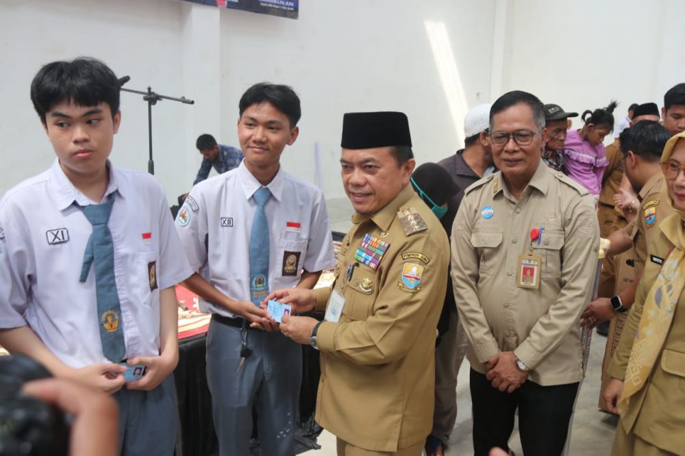 Gubernur Jambi Al Haris menyerahkan bantuan Dumisake pendidikan berupa peralatan sekolah dan biaya SPP kepada 1.259 siswa tidak mampu di Kota Jambi.