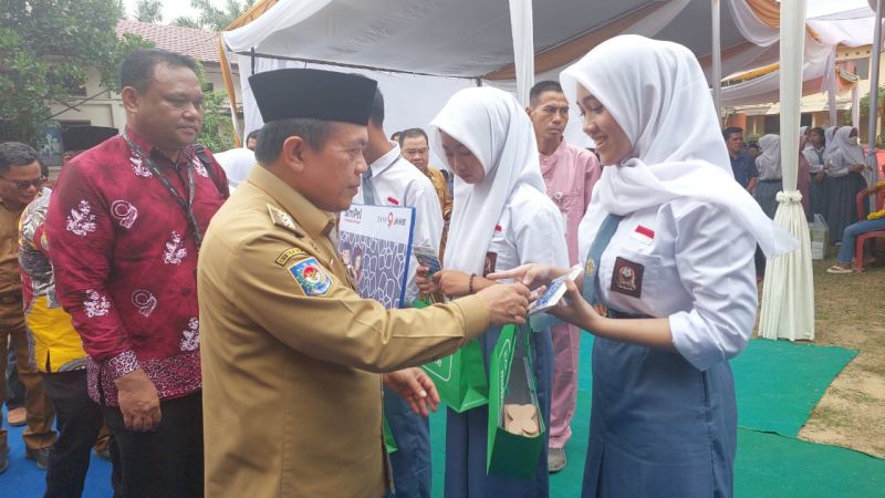 Al Haris saat menyerahkan bantuan beasiswa Dumisake