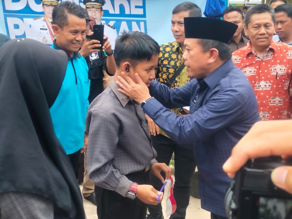 Gubernur Jambi langsung memasangkan alat bantu pendengaran bantuannya kepada salah seorang siswa SLB di Tebo