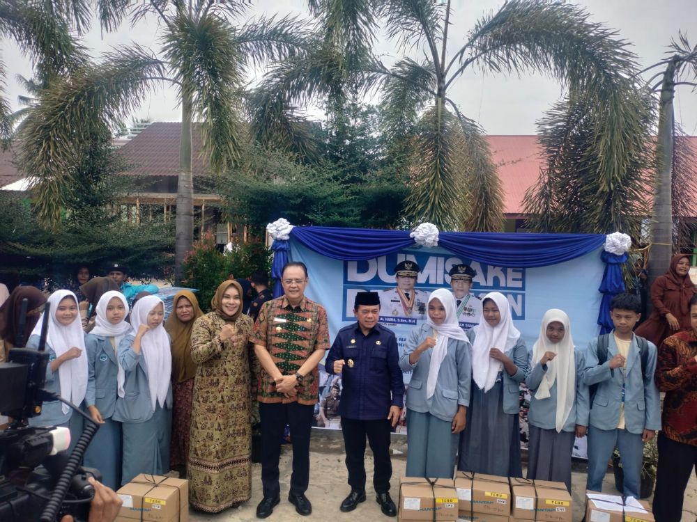 PJ Bupati Tebo bersama Gubernur Jambi berpoto bersama siswa SMKN 1 Tebo penerima Dumisake Pendidikan di Tebo