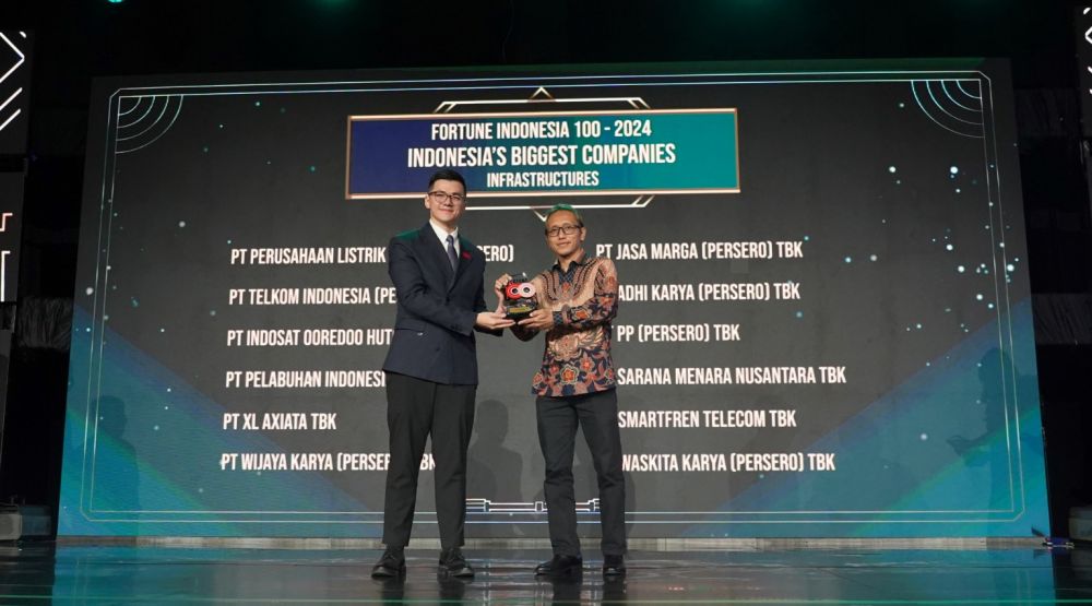 Head External Communication & Media Menagement XL Axiata, Henry Wijayanto (kanan) mewakili manajemen XL Axiata menerima penghargaan bergengsi Fortune Indonesia 100 Gala 2024 di Jakarta 