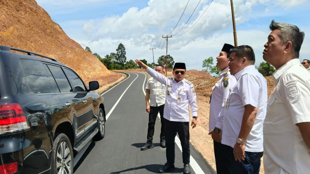 Gubernur Jambi Al Haris saat tinjau jalan