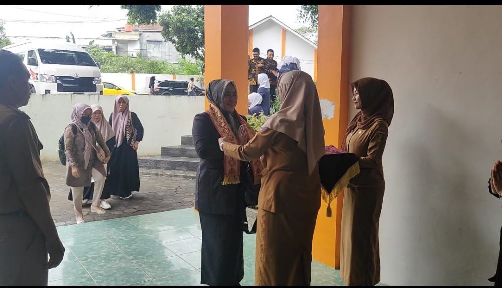 Kepala SMKN 1 Tebo disambut Kepala SMKN 1 Bandar Lampung dengan pengalungan Syal karya siswanya