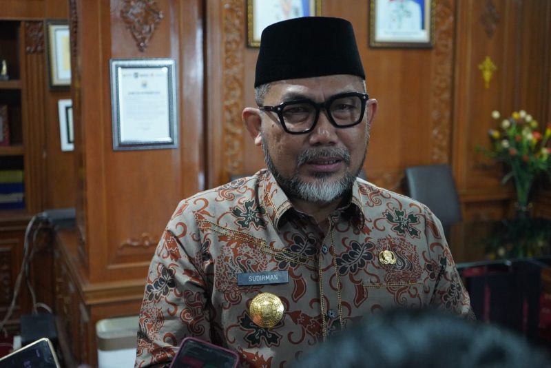 Pjs Gubernur Jambi, Sudirman saat memberikan keterangan pers, Jumat (4/10).