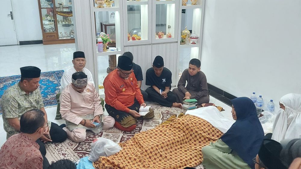 Pjs Gubernur bersama Ivan Wirata Sambangi Rumah Duka yang Ditimpa Pagar SMKN 1 Jambi