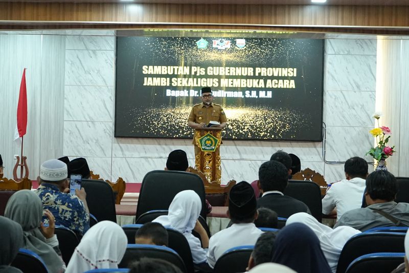 Pjs Gubernur Jambi, Sudirman saat membuka Muswil ke-2 Forum Zakat Jambi di Aula Kanwil Kemenag Provinsi Jambi, Senin (7/10).