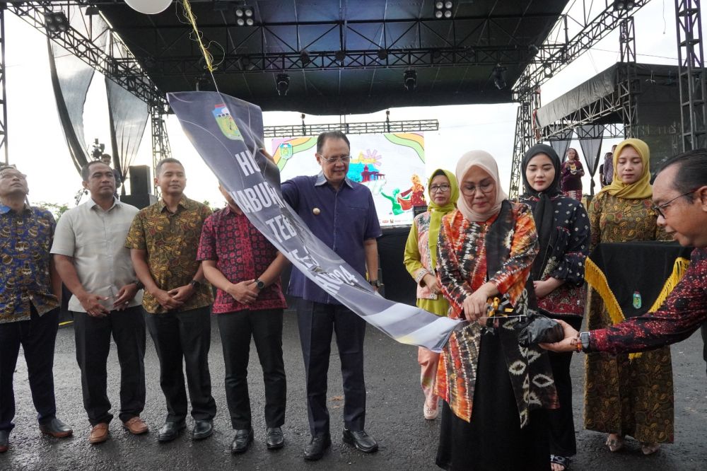 PJ Bupati Tebo bersama Forkompinda Tebo mendampingi ketua Dekranasda Tebo membuka pameran Tebo Expo 2024