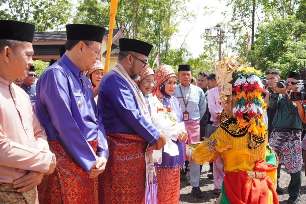 PJ Bupati Tebo mendampingi PJs Gubernur Jambi yang disambut tarian sekapur sirih saat tiba dikantor DPRD Tebo