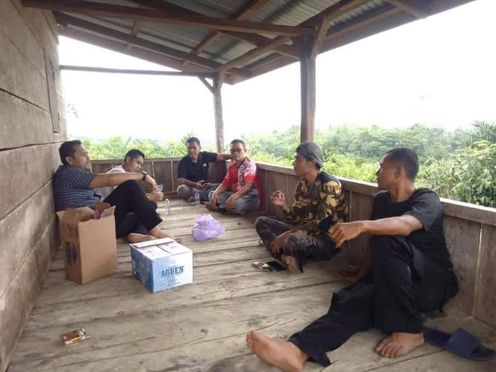 Suasana penuh keakraban Kelompok Tani Mekar Jaya (TKMJ)  Kecamatan Pamenang dengan Calon Bupati Merangin M Syukur.