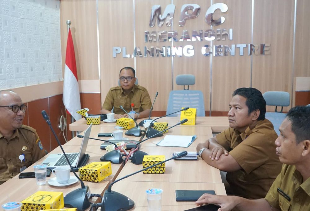  PJ Bupati Merangin Jangcik Mohza melalui Asisten II  Setda Merangin Suherman Mengikuti jalannya zoom meeting dari ruang MPC Bappeda Merangin.