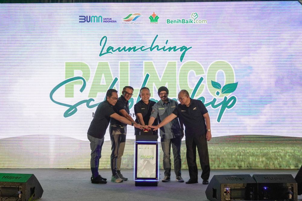 Dirut PalmCo Jatmiko Santosa bersama Direktur Hubungan Kelembagaan PalmCo Irwan Perangin-angin, Founder BenihBaik.com Andy F Noya, Region Head Regional I Ahmad Gusmar Harahap dan RH Regional II  Sudarma Bhakti