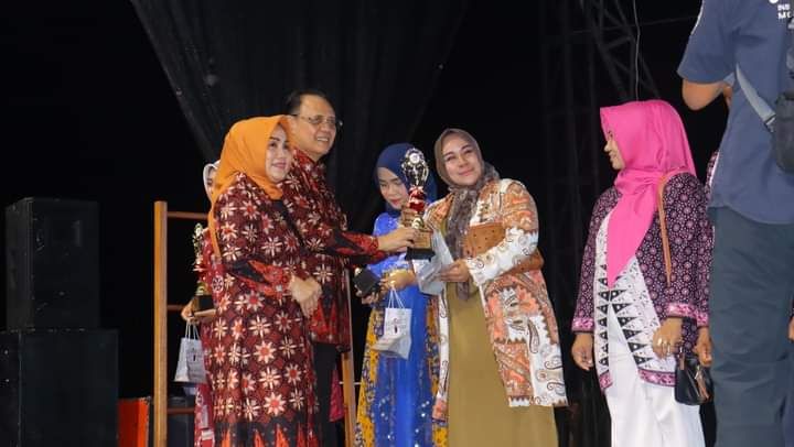 PJ Bupati Tebo bersama Ketua Dekranasda Tebo menyerahkan piala kepada Sekolah Pemenang Penampilan Terbaik peragaan busana batik Tebo