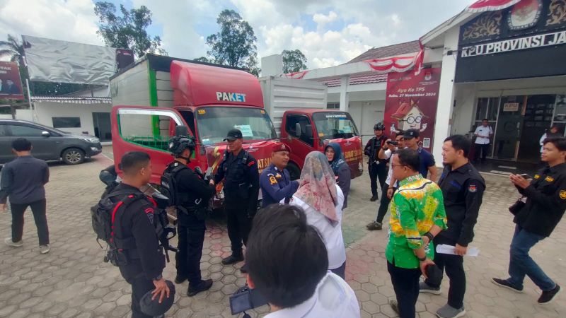 Surat suara Pilgub Jambi saat tiba di Kantor KPU Provinsi Jambi, Senin(14/10).