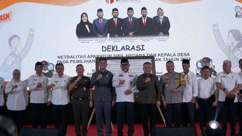 Ketua DPRD Provinsi Jambi M. Hafiz saat menghadiri Deklarasi Netralitas ASN dan Kepala Desa pada pemilihan Kepala Daerah serentak tahun 2024 di Provinsi Jambi, Rabu (23/10). 