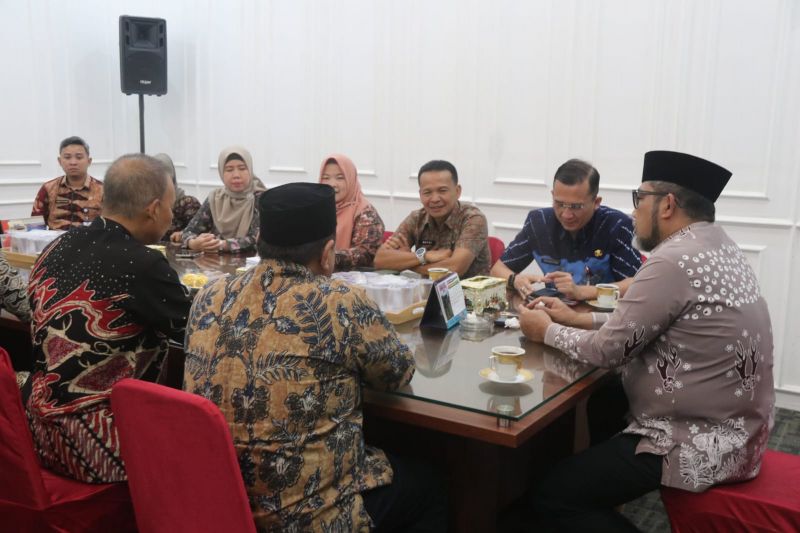 Audensi Pjs Gubernur Jambi Sudirman bersama Direktur Urusan dan Pendidikan Kemenag RI dan Kepala Sub Direktorat Kelembagaan Dirjen Bimmas Buddha Kemenag, Kamis (24/10). 