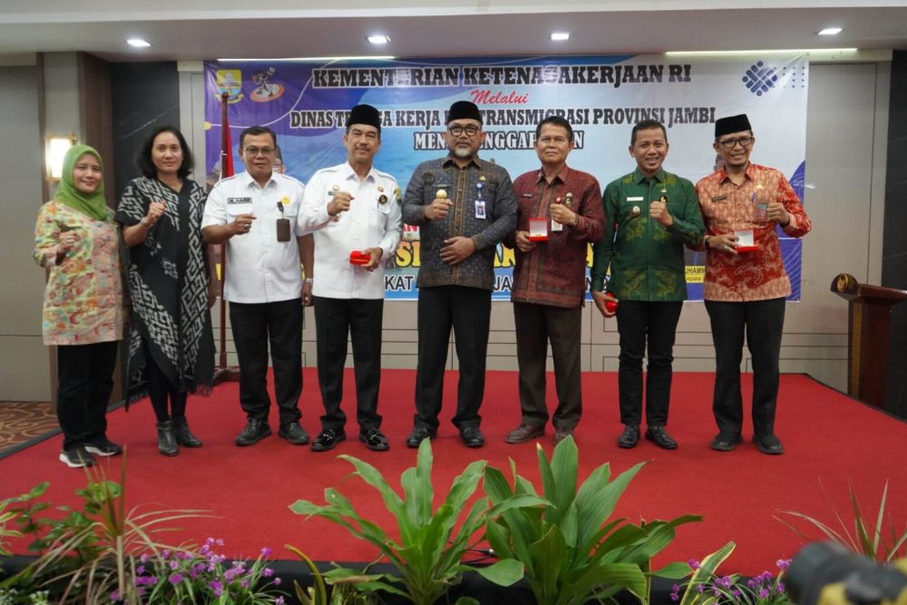 Pjs. Gubernur Sudirman Serahkan Penghargaan Produktivitas Siddhakarya Tingkat Provinsi Jambi