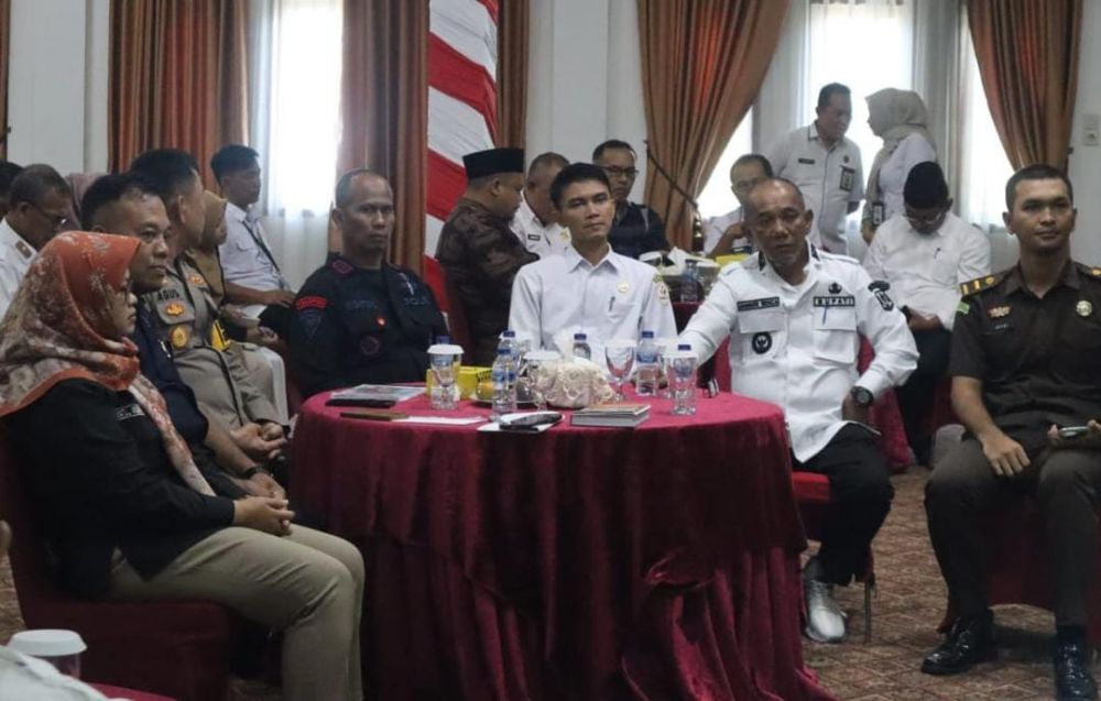 Pj Bupati Merangin Jangcik Mohza pimpin jalannya rapat Koordinasi (Rakor) Persiapan Penyelenggaraan Pilkada serentak 2024, di Auditorium rumah dinas Bupati Merangin. Pada Rabu (30/10)