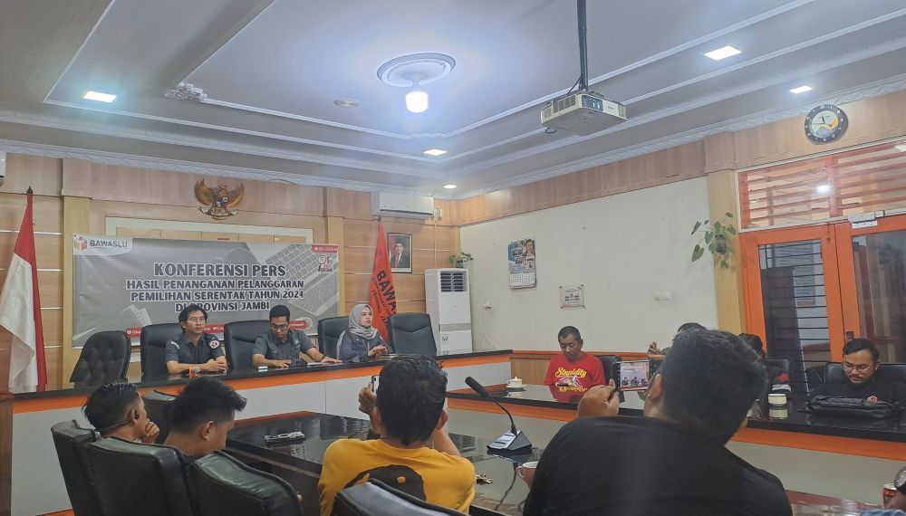 Konferensi Pers yang digelar Bawaslu Provinsi Jambi, Selasa (5/11)