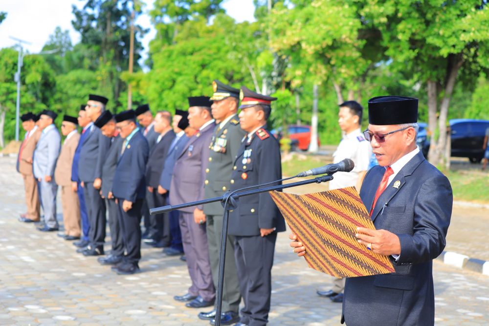 Ketua DPRD Muarojambi membacakan pesan pahlawan.jpeg