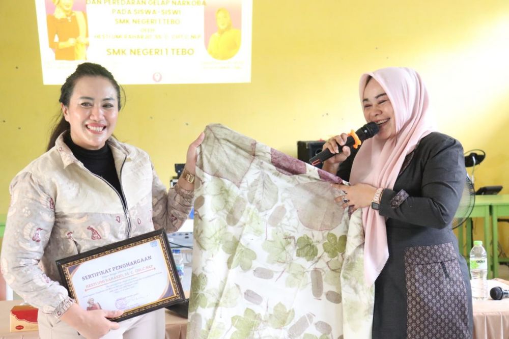 Ketua Bhayangkari Tebo menerima cendramata batik eco prin karya siswa SMKN 1 Tebo