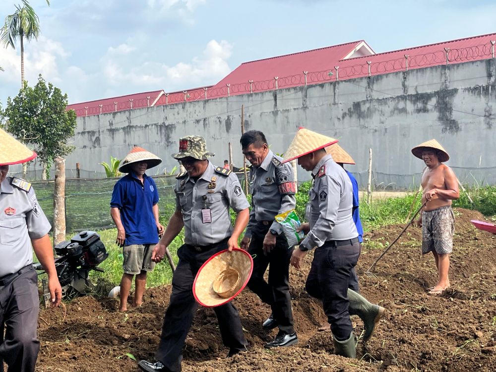 Kalapas Kelas IIB Muaro Tebo saat melakukan penanaman pangan dan singkong dilahan kosong lapas.jpeg