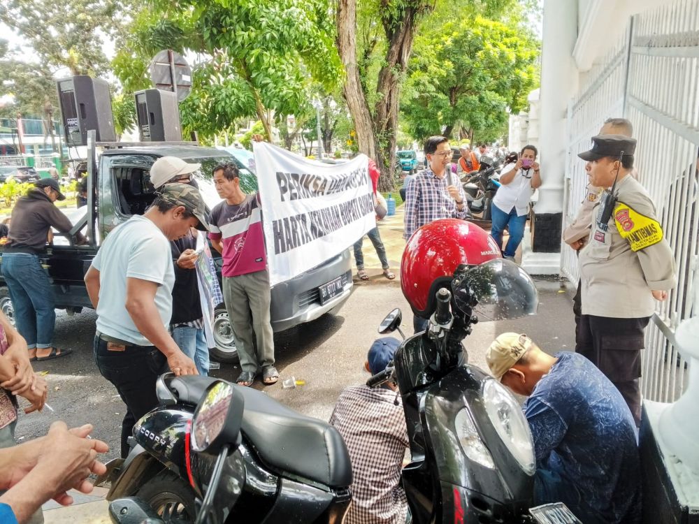 Sejumlah Masyarakat yang tergabung Lembaga Swadaya Masyarakat-LSM Masyarakat Pemantau Peduli Anggaran Negara-MAPPAN menggelar aksi unjuk rasa di depan Kejaksaan Tinggi Jambi, Kamis (14/11/2024).