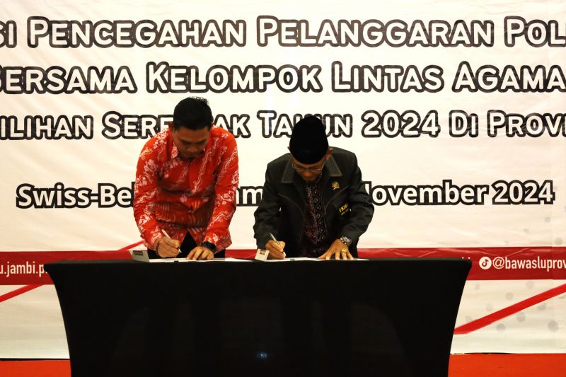 Penandatanganan MoU antara Bawaslu Provinsi Jambi dengan FKUB Provinsi Jambi, Selasa (19/11).