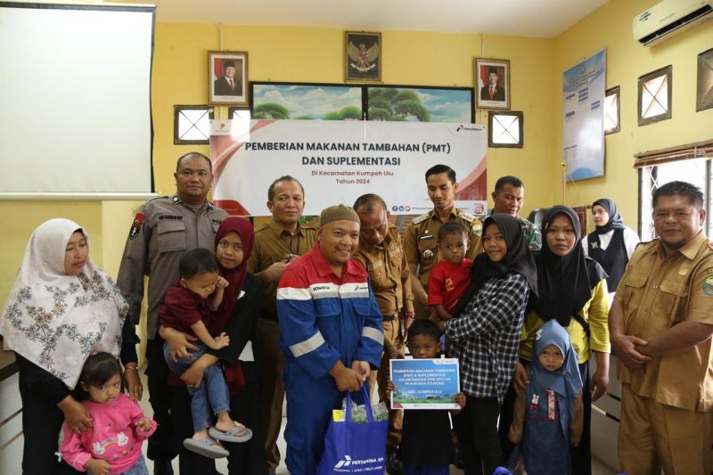 Pemberian paket bahan pangan bergizi kepada anak-anak dan ibu hamil di Kantor Camat Kumpeh Ulu, Selasa (5/11).