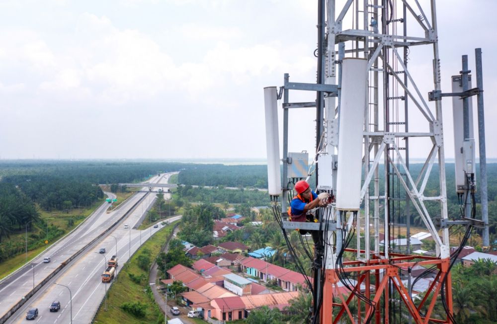 Teknisi XL Axiata sedang melakukan pemeriksaan terhadap perangkat BTS di seputaran TOL Trans Sumatera Medan – Binjai, Sumatera Utara beberapa waktu lalu