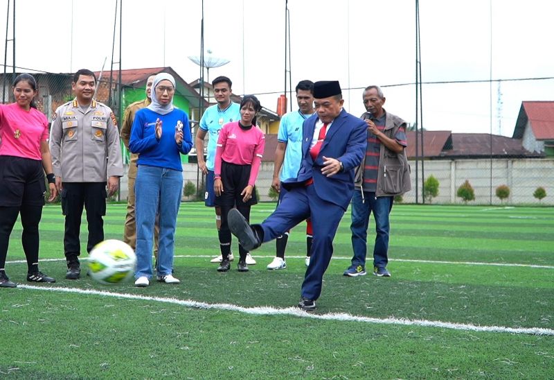 Gubernur Jambi Al Haris menendang bola tanda dimulainya Turnamen Mini Soccer ANTARA Cup 2024, Selasa (3/12)