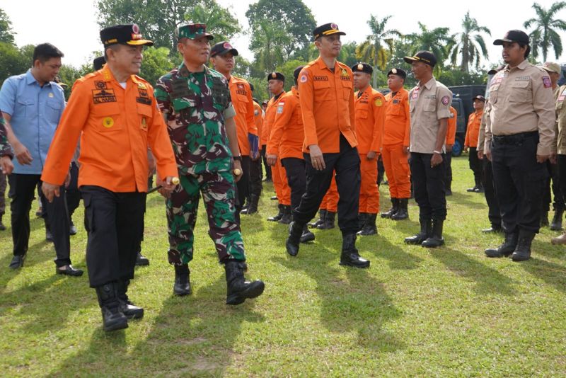 Gubernur Jambi Al Haris mengecek kesiapsiagaan personil Satgas Gabungan Bencana Hidrometeorologi Basah, Rabu (11/12).