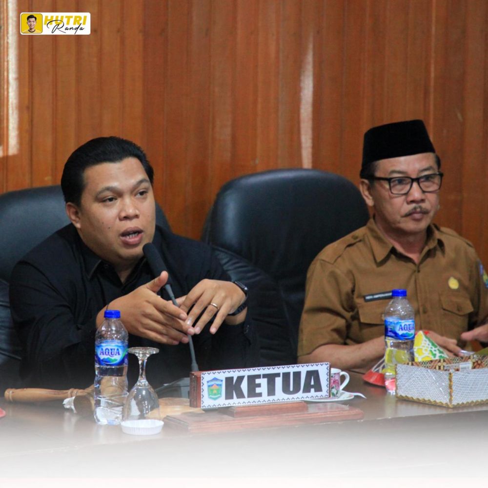 Hutri Randa Ketua DPRD kota Sungaipenuh bersama Heri Ampera Wanto Sekwan.