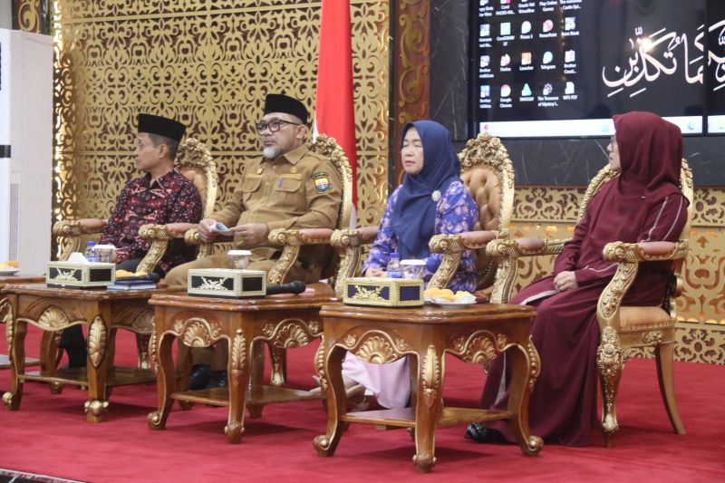 Sekda Provinsi Jambi Sudirman saat membuka kegiatan Training of Trainer (ToT) Metode 30 menit nisa membaca Al-quran di ruang Pola Kantor Gubernur Jambi, Senin (16/12).