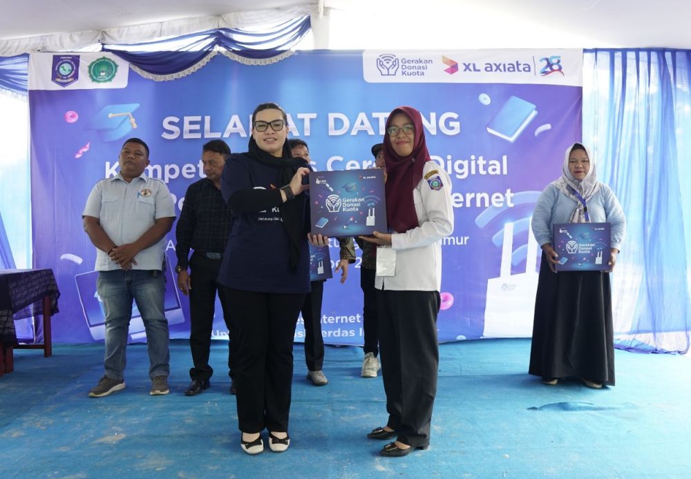 Group Head XL Axiata West, Desy Sari Dewi (kiri) saat penyerahan Program Gerakan Donasi Kuota (GDK)