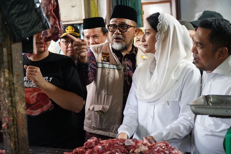 Wamendag Roro didamping Sekda Provinsi Jambi saat memantaua harga dan ketersediaan bahan pokok di Pasar Angsoduo Jambi, Minggu (22/12)