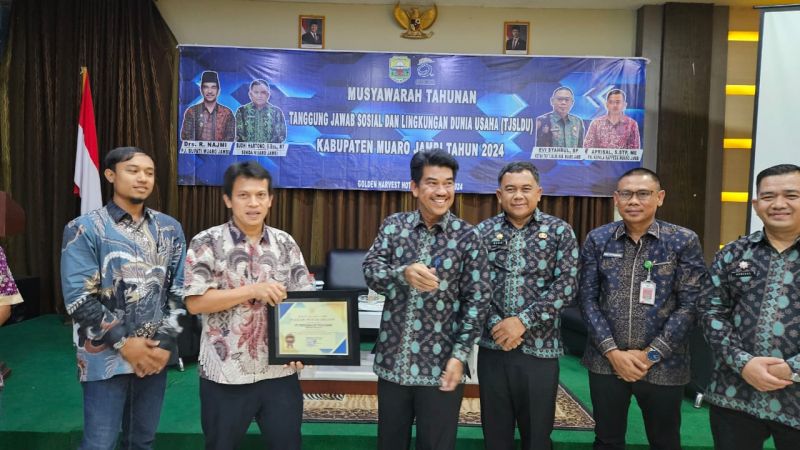 Penyerahan penghargaan dari Pj Bupati Muarojambi kepada Pertamina EP Jambi