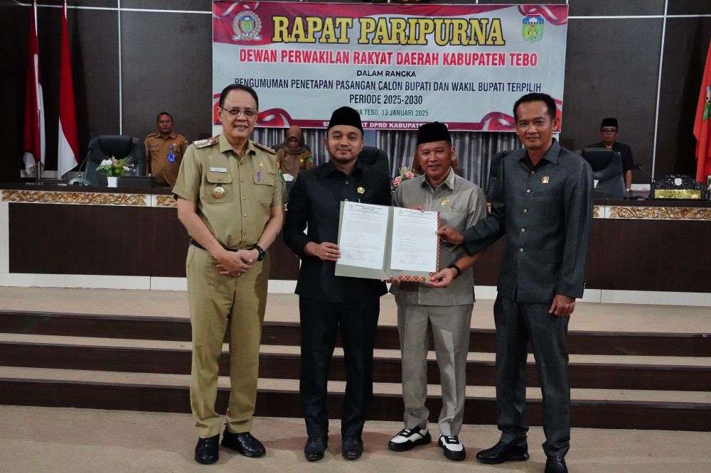 Ketua DPRD Tebo bersama dua Waka DPRD Tebo berpoto bersama PJ Bupati Tebo usai paripurna