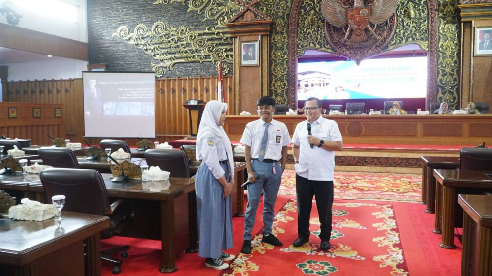 Sekretaris Komisi III DPRD Provinsi Jambi, Ahmad Fauzi bersama guru dan siswa/i SMAN 4 Kota Jambi di ruang paripurna DPRD Provinsi Jambi, Selasa (14/1)