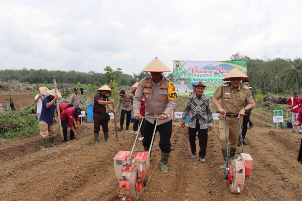 Kapolres dan Bupati Tebo melakukan penanaman perdana jagung