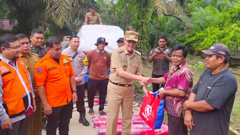 PJ Bupati Tebo menyerahkan bantuan kepada korban banjir Desa Kunangan